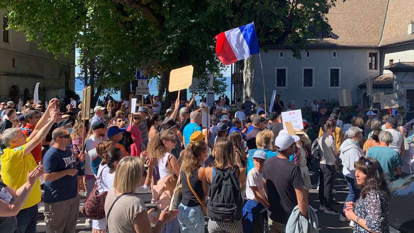 У Франції натовп розганяли сльозогінним газом: проти чого протестують французи