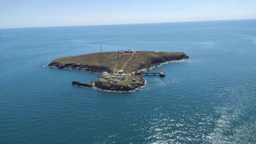 Истребители России ударили по Змеиному фосфорными бомбами (ВИДЕО) Истребители России ударили по Змеиному фосфорными бомбами (ВИДЕО)