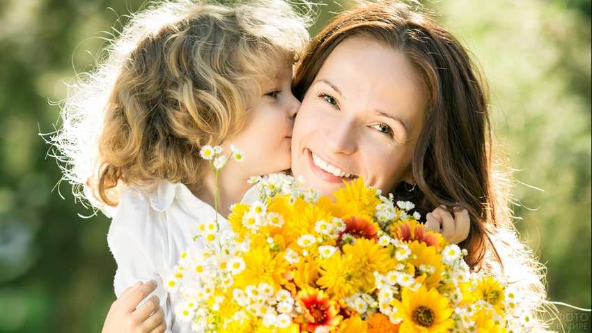 В Україні сьогодні відзначають День матері