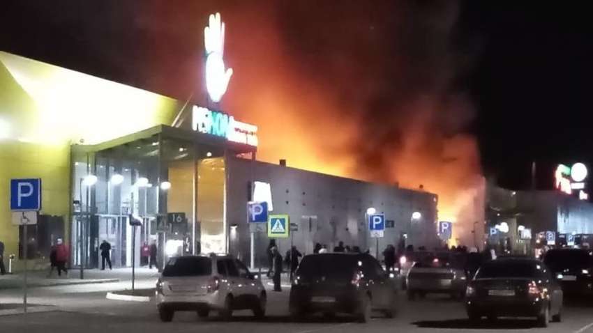 Повторение Кемерово - в одном из больших городов России опять горит торговый центр  Повторение Кемерово - в одном из больших городов России опять горит торговый центр