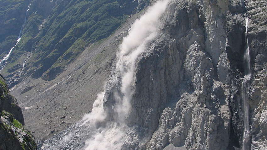 В горах Пакистана произошел обвал: под завалами - пассажирский автобус В горах Пакистана произошел обвал: под завалами - пассажирский автобус