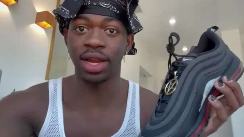 Известный рэпер выпустил кроссовки с человеческой кровью (ФОТО)