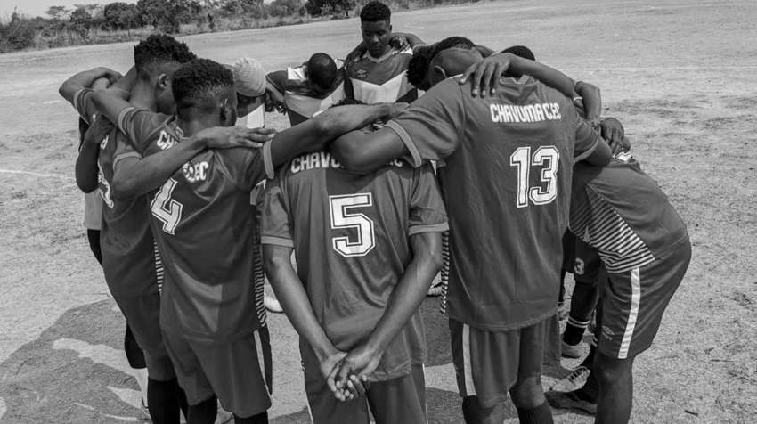 Семь футболистов погибли во время ужасной аварии автобуса Семь футболистов погибли во время ужасной аварии автобуса