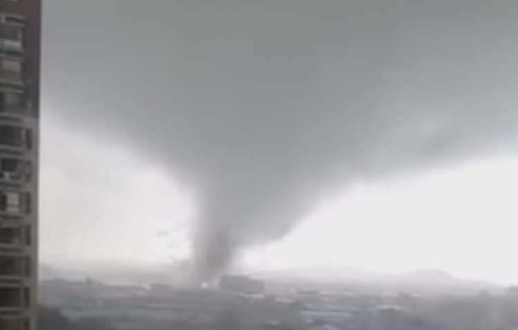 Появились впечатляющие видео торнадо в Германии