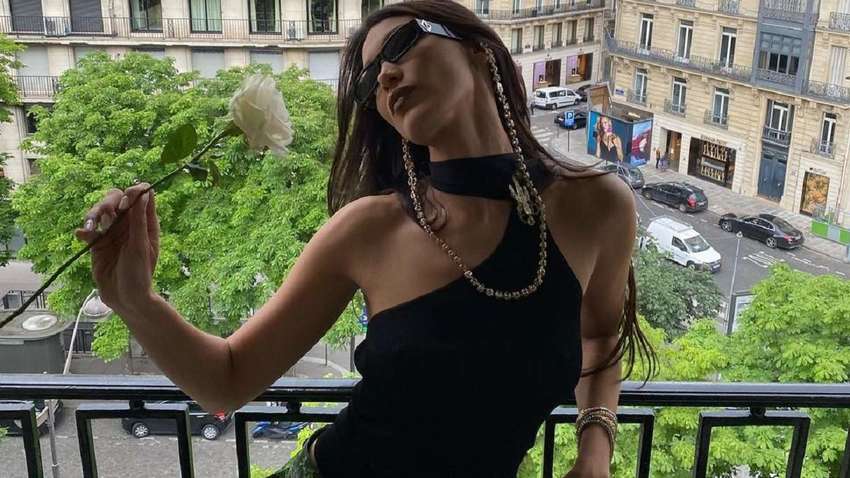 Белла Хадид заинтриговала селфи в откровенном топе