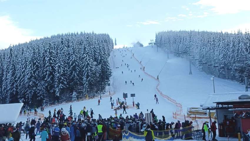 Не проїхати і не пройти: українці кинулися штурмувати дорогий гірськолижний курорт (ФОТО, ВІДЕО) Не проїхати і не пройти: українці кинулися штурмувати дорогий гірськолижний курорт (ФОТО, ВІДЕО)