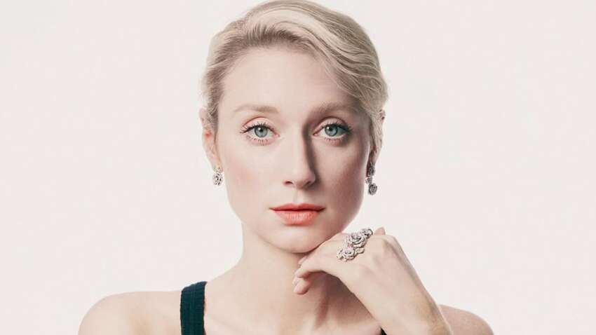 Актриса Дебики поразила "голым" платьем с ню-изображением (ФОТО)