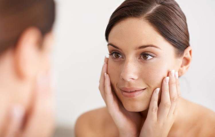 Названы три особенности внешности, которые выдают возраст