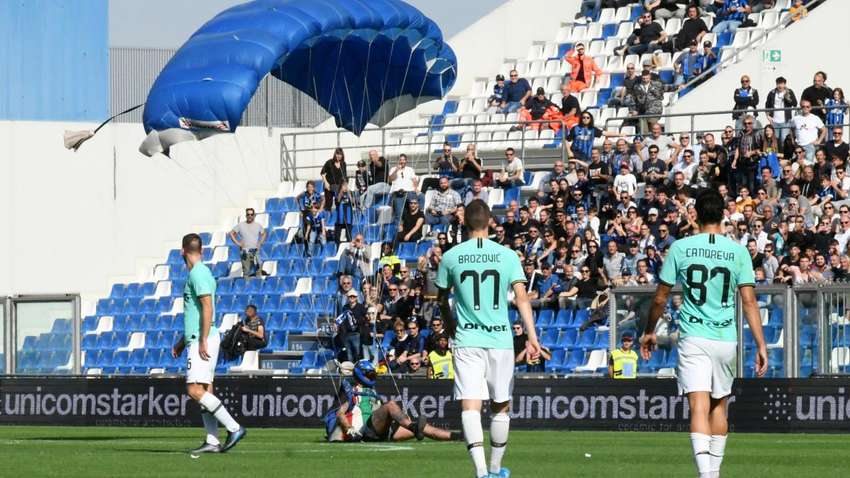 В Италии во время футбольного матча на поле приземлился парашютист