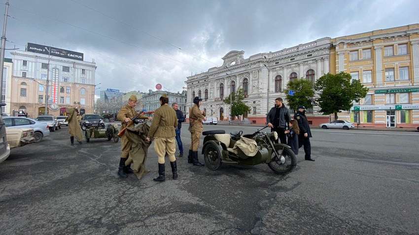 День Победы в регионах: в Одессе напали на журналистку, а в Запорожье – стычки во время автопробега (ВИДЕО)