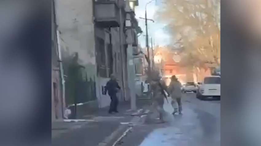 В Черновцах работник ТЦК ударил убегающего мужчину прикладом автомата (ВИДЕО) В Черновцах работник ТЦК ударил убегающего мужчину прикладом автомата (ВИДЕО)