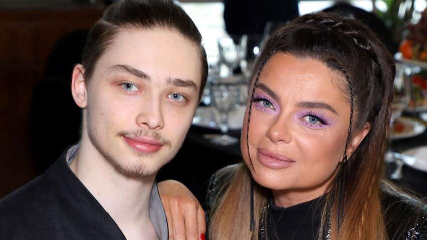 Син співачки з України, яка підтримує режим Кремля, покинув РФ  