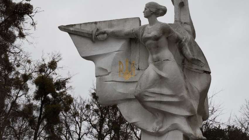 В Украине появилась первая область, демонтировавшая все советские памятники тоталитарного режима В Украине появилась первая область, демонтировавшая все советские памятники тоталитарного режима