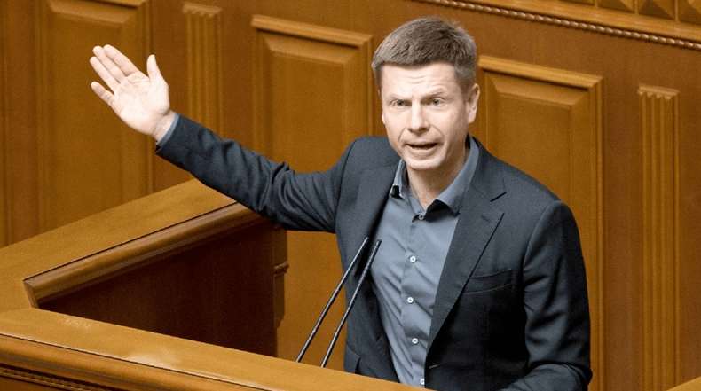 Украинского депутата сняли с эфира телеканала из-за футболки с Путиным Украинского депутата сняли с эфира телеканала из-за футболки с Путиным