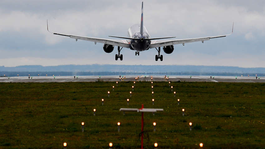 Украина прекратит авиасообщение с Беларусью: что произошло