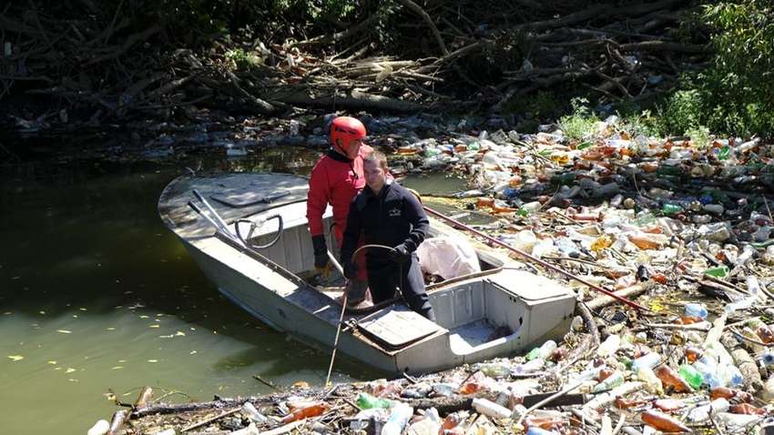 На Закарпатье шестой день расчищают мусорный затор в реке (ФОТО)