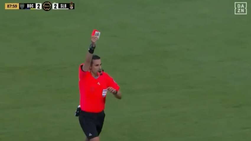 Арбитр Клубного чемпионата мира показал "святую карточку" вместо красной