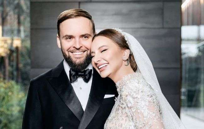 "Мене так сильно не кохав ніхто": популярна українська співачка вийшла заміж за російського бізнесмена "Мене так сильно не кохав ніхто": популярна українська співачка вийшла заміж за російського бізнесмена