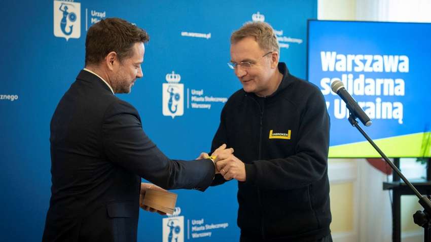 Уламок ракети в обмін на генератори: у Польщі відбулася зустріч мерів Львова та Варшави