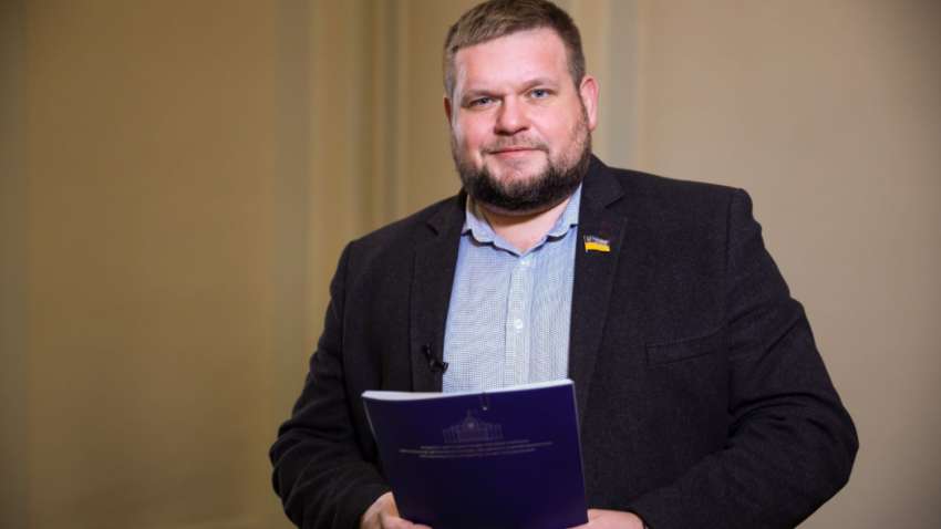 Депутат провел древний ритуал от злых духов в антикоррупционном суде Депутат провел древний ритуал от злых духов в антикоррупционном суде