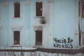 "Добре дістає артилерія": військова розповіла про просування росіян до важливого міста на Донбасі