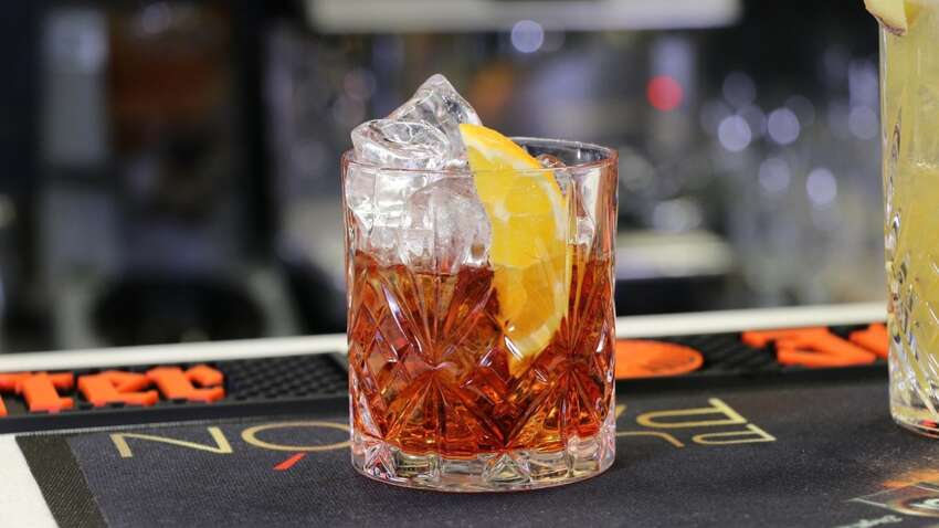 Граф хотел коктейль покрепче: как Campari стал частью истории Negroni Граф хотел коктейль покрепче: как Campari стал частью истории Negroni