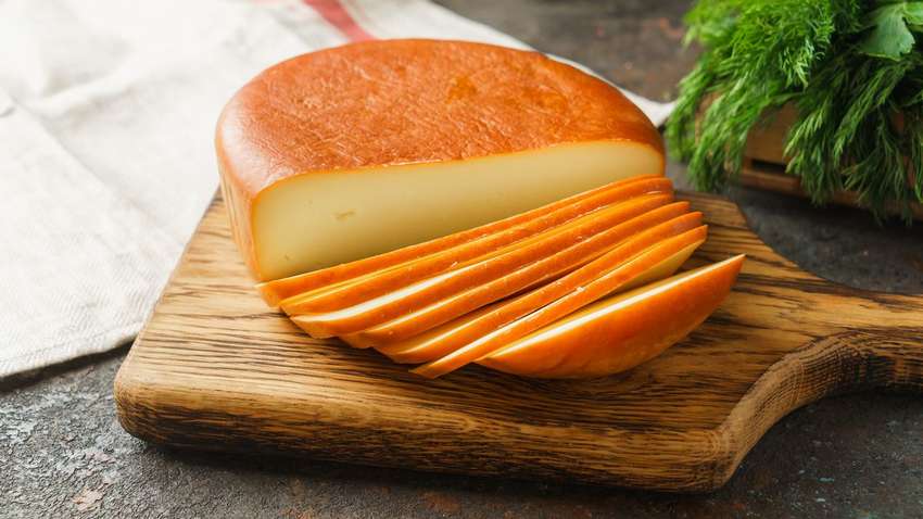 От гипертонии до диабета: чем опасны копченые сыры