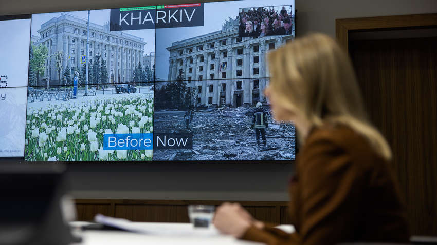 Было и стало: Зеленская показала Давосу, как выглядят разрушенные украинские города