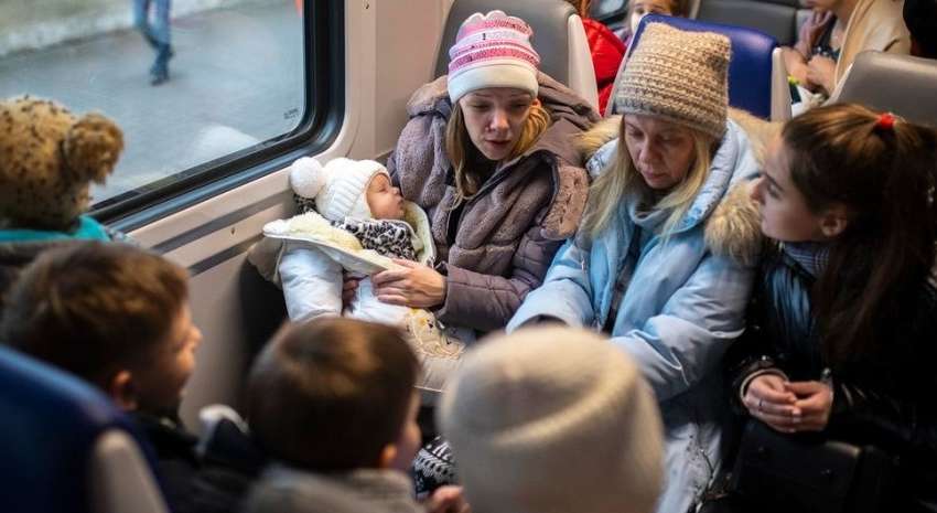 Скільки українців хочуть виїхати з країни після відкриття кордонів: дані опитування