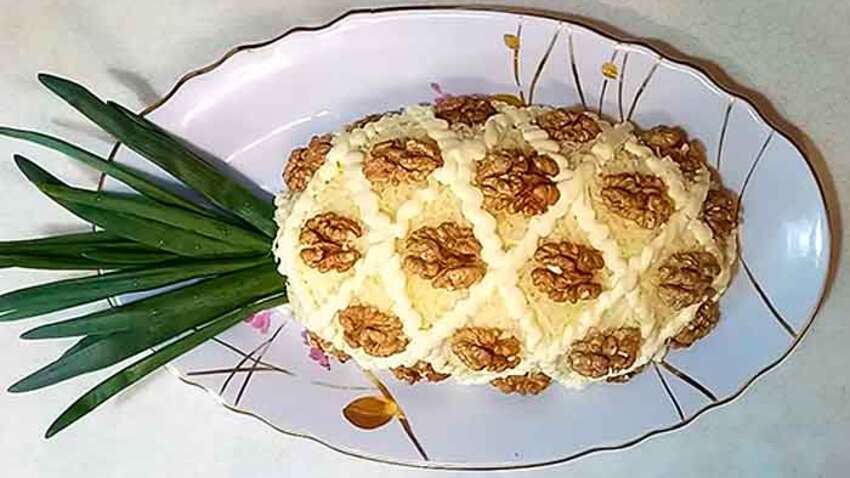 Новогоднее чудо на столе: салат "Ананас", от которого гости будут в восторге и будут выпрашивать рецепт