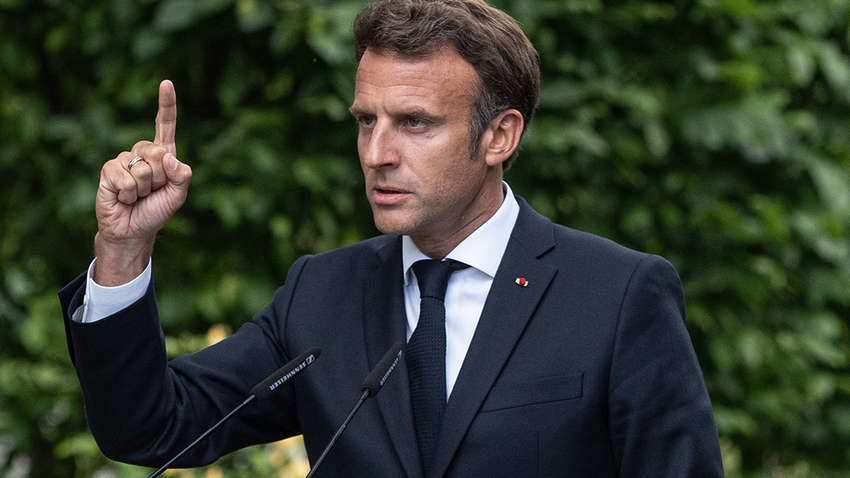 Макрон собрался в Китай, просит Пекин оказать давление на Россию