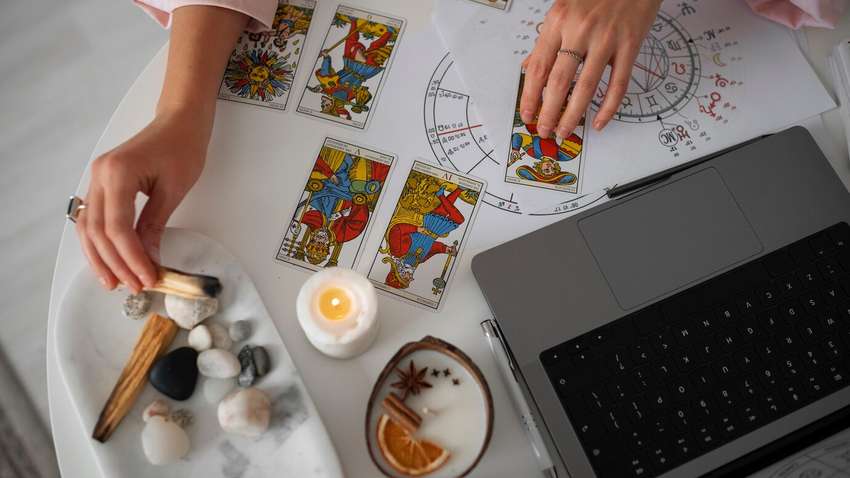 Таро гороскоп на завтра: що чекає на вас у перший вихідний 2025 року