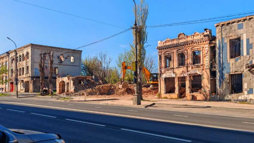 Окупанти стирають історію – у центрі Маріуполя знесли будівлю біля легендарного кінотеатру