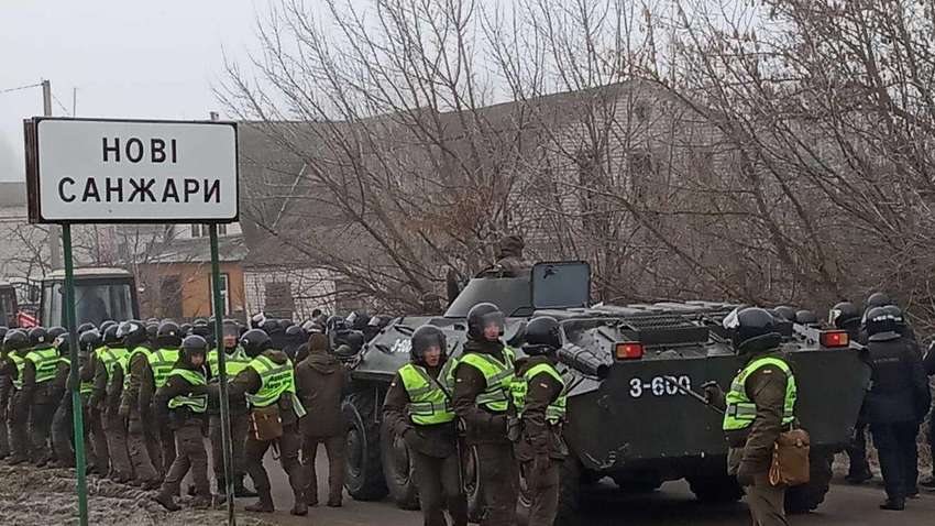 Розлючений натовп, військова техніка і поліція: під Полтавою протестують через евакуацію українців з Уханя