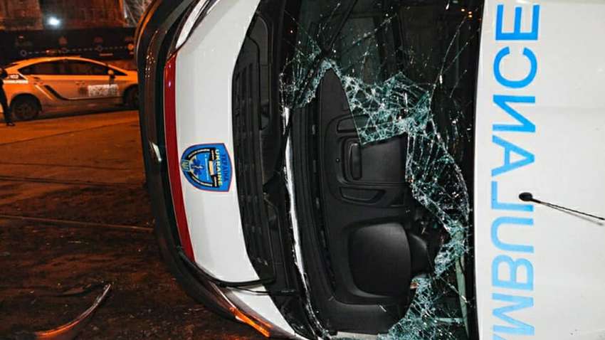 В Днепре иномарка на полном ходу протаранила автомобиль скорой помощи: от удара машина перевернулось на бок
