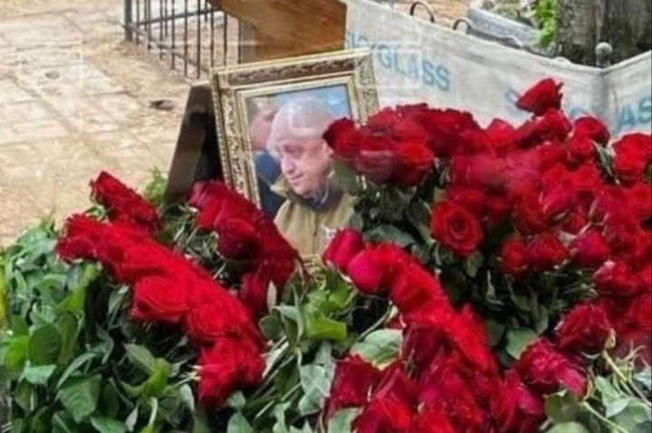 "Пригожин, а хто це такий?": фото "таємної" могили ватажка "Вагнера" "Пригожин, а хто це такий?": фото "таємної" могили ватажка "Вагнера"