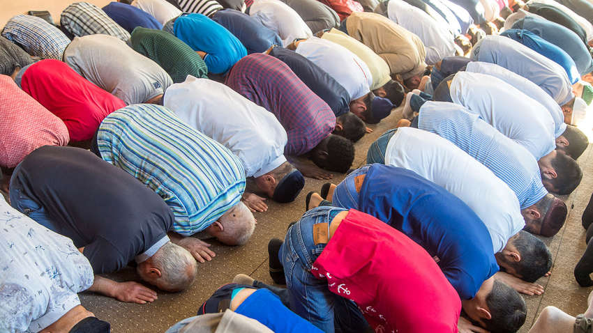 В турецких мечетях отменили ежедневные молитвы