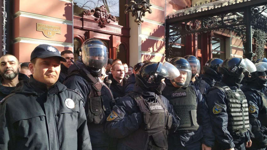 В Одесу приїхав Рабінович: під готелем "Брістоль" зіткнулися активісти і поліція 