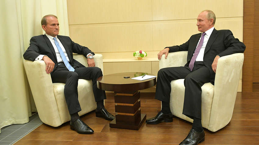 У Путіна різко прокоментували закриття каналів Медведчука