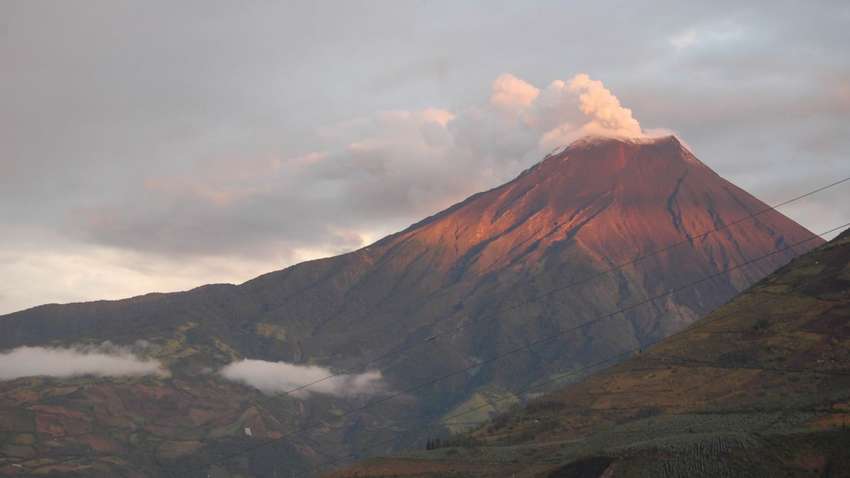 Виверження вулкана в Еквадорі: одне з міст у країні виявилося покритим попелом