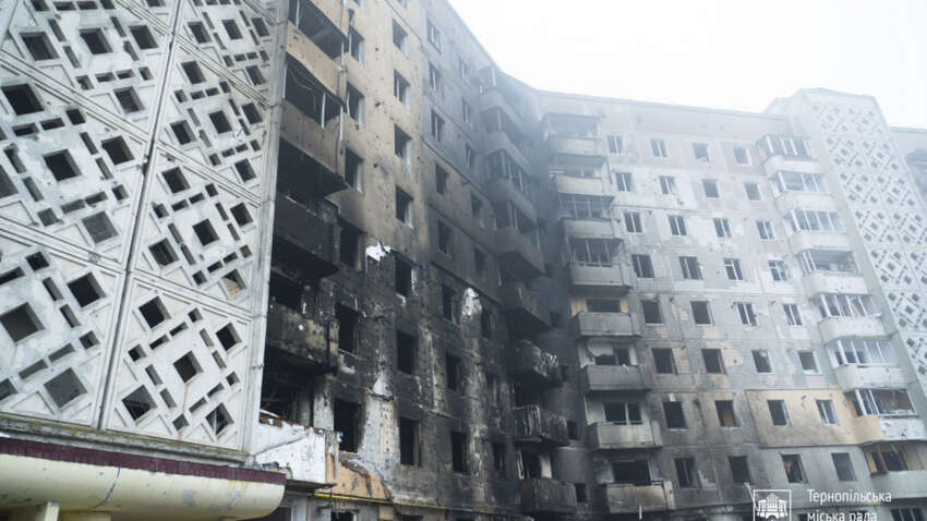 Спасал людей из горящего дома после ракетного удара: в Тернополе разыскивают неизвестного героя 