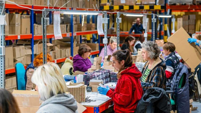 Робота йде, а зарплати сплачуються: український завод евакуювався до Польщі