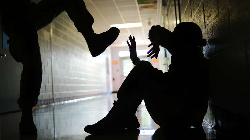 В России подростки жестоко избили шестиклассницу: пинали ногами и заставляли есть грязь (видео 18+)