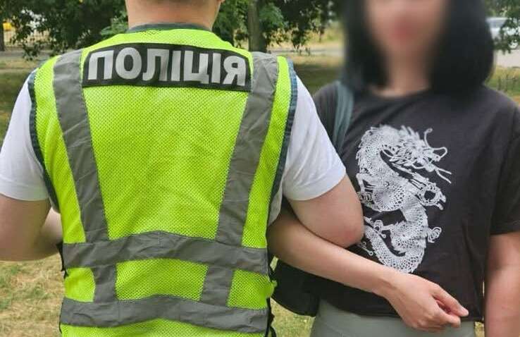 Скандал у метро: дівчина кричала «слава росії» Скандал у метро: дівчина кричала «слава росії»