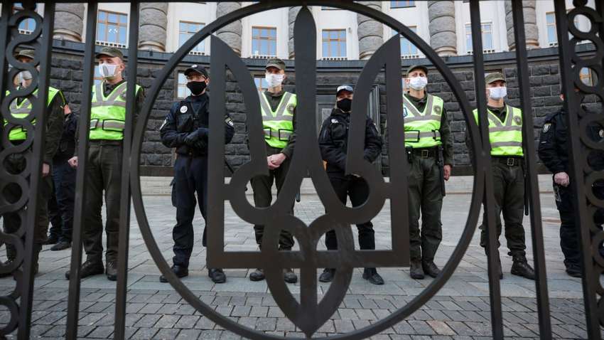 Смягчение карантина на пике пандемии: что стоит за действиями власти Смягчение карантина на пике пандемии: что стоит за действиями власти