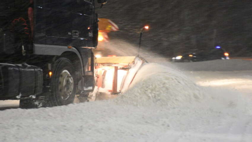 Мала чистити сніг: у Росії спецтехніка злетіла з дороги та врізалася в паркан (ВІДЕО)