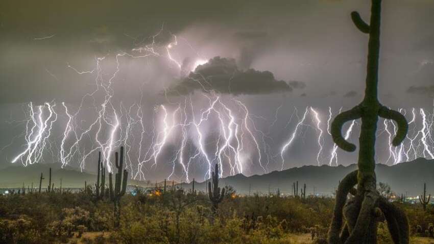 Ученые зафиксировали самую длинную молнию в мире: расстояние как от Львова до Полтавы Ученые зафиксировали самую длинную молнию в мире: расстояние как от Львова до Полтавы