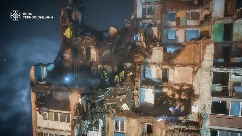 Кількість загиблих зросла: у Тернополі третю добу тривають рятувальні роботи на місці російського удару Кількість загиблих зросла: у Тернополі третю добу тривають рятувальні роботи на місці російського удару