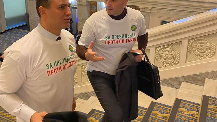 Нардепы надели футболки с интересными надписями на заседание парламента