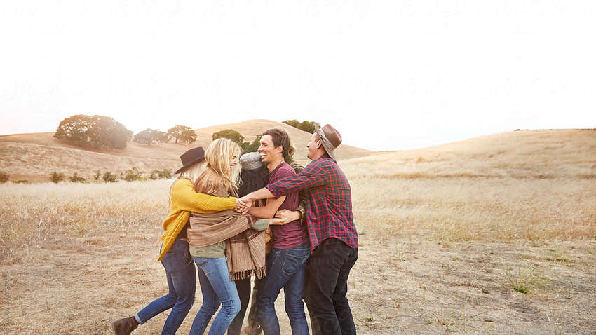 Психологи рассказали, почему нужно чаще обниматься